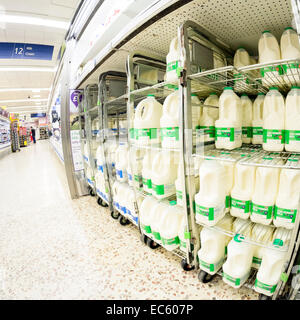 Fisheye Schuss Milch zu verkaufen in einem Tesco Supermarkt, UK. Stockfoto