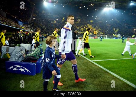 Dortmund, Deutschland. 9. Dezember 2014. UEFA Champions League-Gruppenphase. Borussia Dortmund gegen Anderlecht im Signal-Iduna-Park-Stadion Dortmund. Leander Dendoncker von RSC Anderlecht kommt auf dem Spielfeld © Action Plus Sport/Alamy Live News Stockfoto