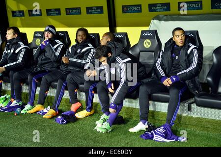 Dortmund, Deutschland. 9. Dezember 2014. UEFA Champions League-Gruppenphase. Borussia Dortmund gegen Anderlecht im Signal-Iduna-Park-Stadion Dortmund. Youri Tielemans der RSC Anderlecht auf der Bank © Action Plus Sport/Alamy Live News Stockfoto