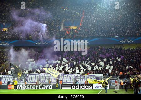 Dortmund, Deutschland. 9. Dezember 2014. UEFA Champions League-Gruppenphase. Borussia Dortmund gegen Anderlecht im Signal-Iduna-Park-Stadion Dortmund. Suppoters des RSC Anderlecht bekommen animiert © Action Plus Sport/Alamy Live News Stockfoto