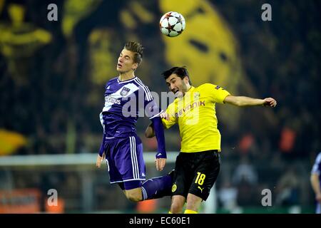 Dortmund, Deutschland. 9. Dezember 2014. UEFA Champions League-Gruppenphase. Borussia Dortmund gegen Anderlecht im Signal-Iduna-Park-Stadion Dortmund. Dennis Praet von RSC Anderlecht und Nuri Sahin von Borussia Dortmund kämpfen um den hohen Ball © Action Plus Sport/Alamy Live News Stockfoto