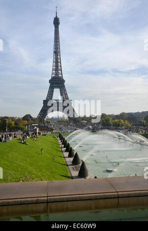 Gesehen von den Wassergärten des Art Deco Palais du Trocadéro in Paris Eiffelturm Stockfoto