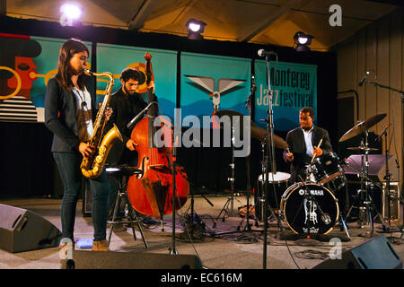 MELISSA ALDANA & CRASH TRIO Preform auf der Garten-Bühne auf dem MONTEREY JAZZ FESTIVAL Stockfoto