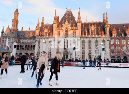 Brügge Winter; Leute Eislaufen auf dem Marktplatz (Marktplatz), Brügge (Brügge) Weihnachtsmarkt, Belgien, Europa Stockfoto