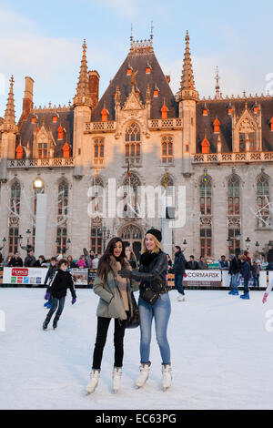 Eislaufen auf dem Marktplatz (Marktplatz) in Brügge (Brugge) Weihnachtsmarkt, Belgien, Europa der Bürger Stockfoto