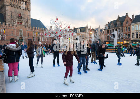 Menschen-Eislaufen auf der Eisbahn im Marktplatz (Markt), Weihnachtsmarkt Brügge, Brügge, Belgien-Europa Stockfoto