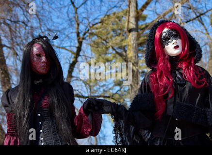 Schwarze gothic weibliche Paar am 2014 Annecy venezianischen Karneval, Frankreich Stockfoto