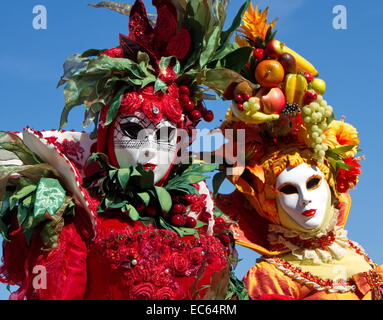 Schöne bunte Personen mit vielen Früchten am 2014 Annecy venezianischen Karneval, Frankreich Stockfoto