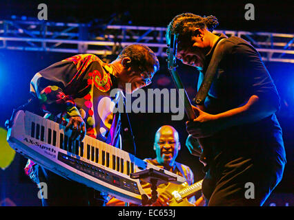 JAMES GENUS spielt Gitarre für HERBIE HANCOCK auf der Hauptbühne des MONTEREY JAZZ FESTIVAL Stockfoto