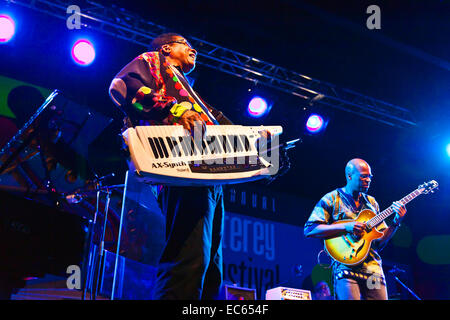 LIONEL LOUEKE spielt Gitarre für Herbie Hancock auf der Hauptbühne des MONTEREY JAZZ FESTIVAL Stockfoto