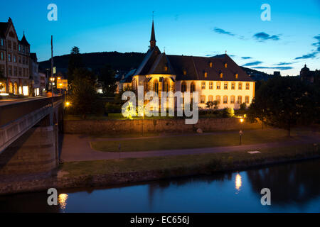 Blick auf die St Nikolaus Hospital Cusanusstift nachts Bernkastel-Kues Mittelmosel Region Landkreis Bernkastel Wittlich Stockfoto