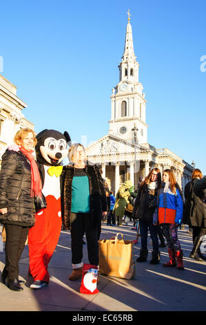 Londoner und Touristen außerhalb der Kirche St. Martin-in-the-Fields am Trafalgar Square London England Vereinigtes Königreich UK Stockfoto