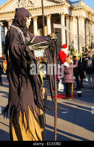 Darsteller außerhalb der Kirche St. Martin-in-the-Fields auf dem Trafalgar Square London England Vereinigtes Königreich UK Stockfoto