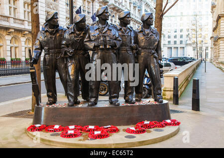 Royal Tank Regiment Denkmal an der Ecke von Whitehall Court und Whitehall Place in London England Vereinigtes Königreich Großbritannien Stockfoto