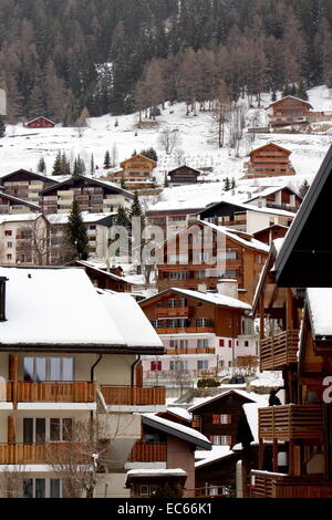 Hautnah auf den hölzernen Balkonen eines Chalets in Leukerbad-Les-Bains im Winter, Schweiz Stockfoto