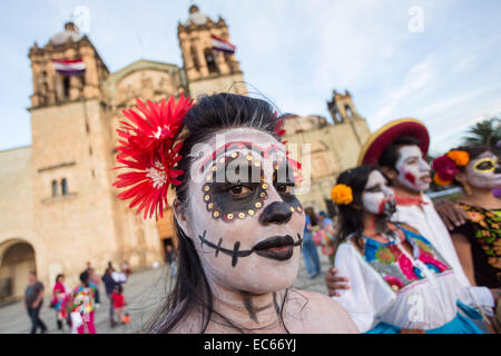 Eine Frau trägt Skelett Bemalung posiert in Kostüm während des Tages der Toten Festival bekannt in Spanisch als D'a de Muertos 30. Oktober 2014 in Oaxaca, Mexiko. Stockfoto