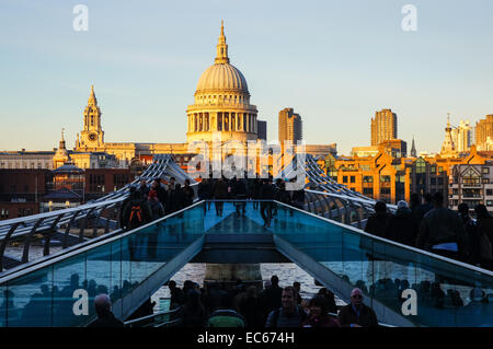 St Paul's Cathedral und die Millennium Bridge bei Sonnenuntergang in London England United Kingdom UK Stockfoto