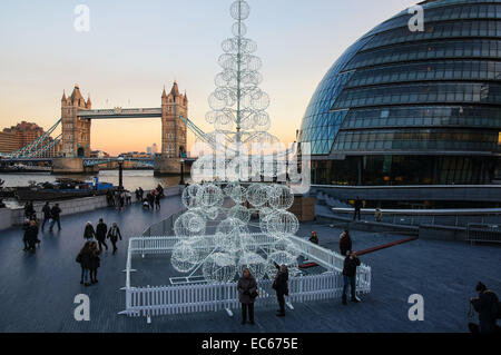 Weihnachtsschmuck am Südufer der Themse, London England Vereinigtes Königreich UK Stockfoto