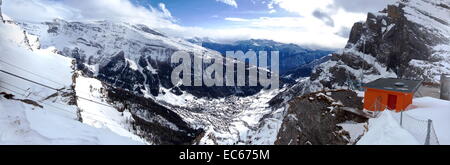 Panorama Zusammensetzung von Leukerbad (Leukerbad-Les-Bains) Dorf vom Gemmipass in Alpen Berg von Winter mit Schnee, Switz angezeigt Stockfoto