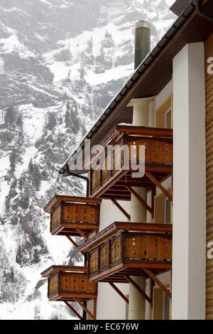 Hautnah auf den hölzernen Balkonen eines Chalets in Leukerbad-Les-Bains im Winter, Schweiz Stockfoto