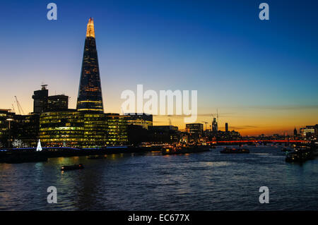 Der Shard Wolkenkratzer am Südufer der Themse bei Sonnenuntergang, London England Vereinigtes Königreich UK Stockfoto