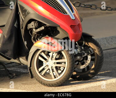 Vorderansicht auf einem roten Dreirad-Roller auf der Straße geparkt Stockfoto