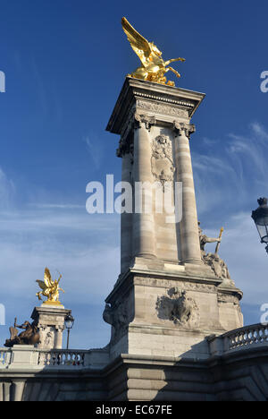 Vergoldete Fames auf 17 m Sockel am Ende der Pont Alexandre III in Paris, welche Gegengewicht die Brücke Bögen Stockfoto