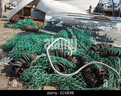 Fischernetze und Ausrüstung neben umgedrehten Boote Stockfoto