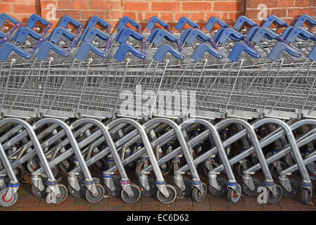 Reihen von Einkaufswagen außerhalb einen Tesco-Supermarkt Stockfoto