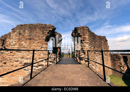 Mann stand auf einer Brücke, Burgruine aus dem 13. Jahrhundert, Flint Castle, North Wales, UK Stockfoto