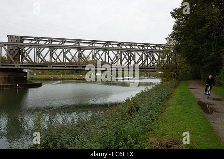 Eisenbahnbrücke über den Rhein-Herne-Kanal, Gelsenkirchen-Horst-Deutschland Stockfoto