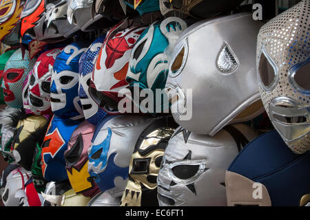 Lucha Libre Masken zum Verkauf auf der 24th Street in The Mission in San Francisco, Kalifornien. Stockfoto