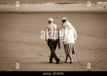 Älteres Ehepaar zu Fuß am Strand in England. UK Stockfoto