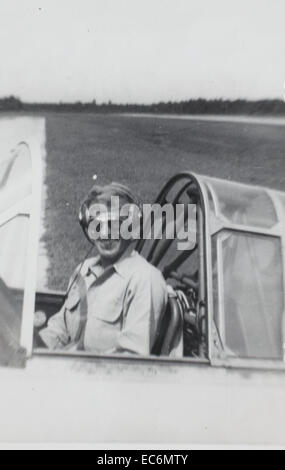 Dieses Bild aus der Stan Abele Collection zeigt ein nordamerikanisches SNJ-Trainerflugzeug, das für die Ausbildung auf dem USS Bunker Hill eingesetzt wurde und wichtige Aspekte der militärischen Luftfahrt während des Zweiten Weltkriegs reflektiert. Stockfoto