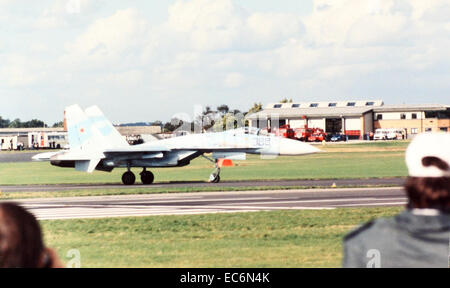 Die Sukhoi Su-27 Flanker ist ein sowjetischer Kampfflugzeug, das für seine Agilität, Geschwindigkeit und fortschrittliche Avionik bekannt ist. Er wurde hauptsächlich von der Sowjetunion und später von verschiedenen anderen Nationen für Luftüberlegenheitsmissionen genutzt. Stockfoto