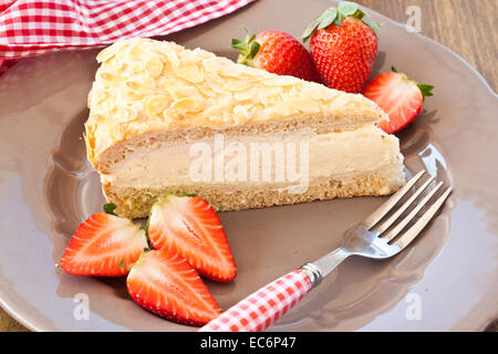 Cremige Torte mit Erdbeeren Stockfoto