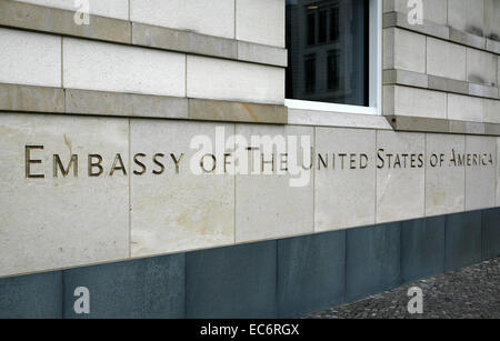 das Wort Amp 39 Botschaft der Vereinigten Staaten von Amerika Amp 39 eine Fassade der amerikanischen Botschaft in Berlin an der Pariser Stockfoto