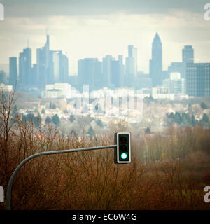 Frankfurt Am Main Skylne Blick aus dem Westen mit einem grünen Licht im Vordergrund Stockfoto