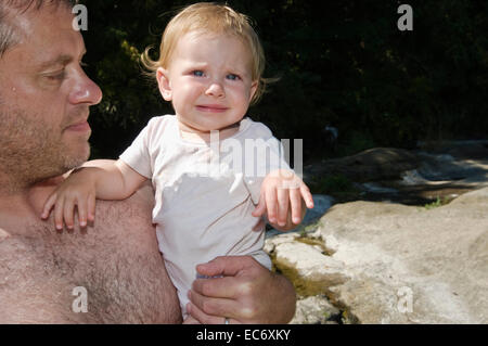 Ein Vater seine Tochter hielt im freien Stockfoto