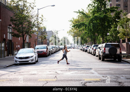 Eine Frau läuft auf der Straße in Manhattan. Stockfoto