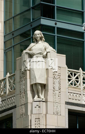 Krankenschwester-Statue auf der Ecke der Kathedrale findet am Georgia Street in der Innenstadt von Vancouver, BC, Kanada Stockfoto