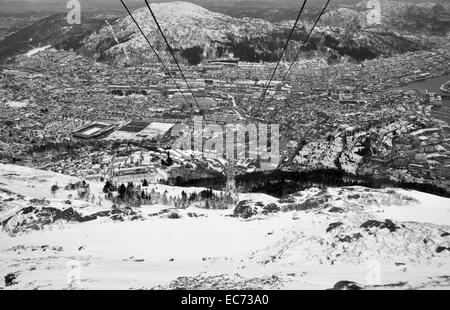 Blick auf Bergen, Norwegen, von Pendelbahn. Winter Stockfoto