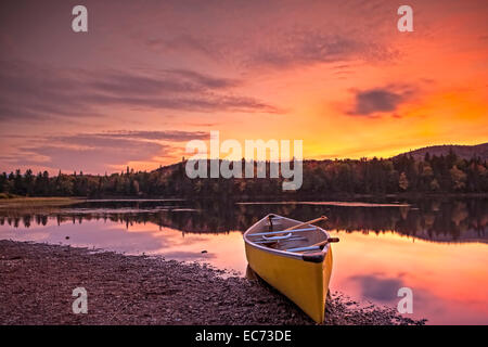 Kanu auf dem Ufer des Lac Monroe während des Sonnenuntergangs im Parc national du Mont Tremblant, Provincial Park von Quebec, Laurentides Stockfoto