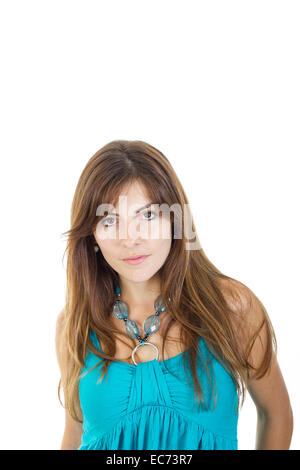 schöne Mädchen posiert in einem blauen weiblichen T-shirt auf weißem Hintergrund im Fotostudio Stockfoto