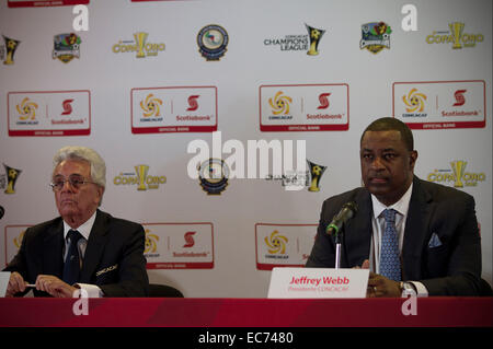 Mexico City, Mexiko. 9. Dezember 2014. Konföderation der Nord-, Mittelamerika und Karibik Association Football (CONCACAF) President Jeffrey Webb (R) und mexikanische Football Federation Präsident und CONCACAF Vizepräsident Justino Compean teilzunehmen in einer Pressekonferenz, das Bündnis mit dem neuen Sponsor der CONCACAF bei allen Turnieren "Scotiabank" in Mexiko-Stadt, Hauptstadt von Mexiko, am 9. Dezember 2014 bekannt zu geben. © Alejandro Ayala/Xinhua/Alamy Live-Nachrichten Stockfoto