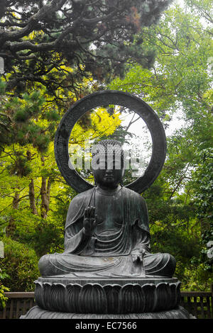 Bronze-Buddha-Statue in Japan im Jahre 1790 gegossen und 1949 an der Japanese Tea Garden, Golden Gate Park, San Francisco Stockfoto