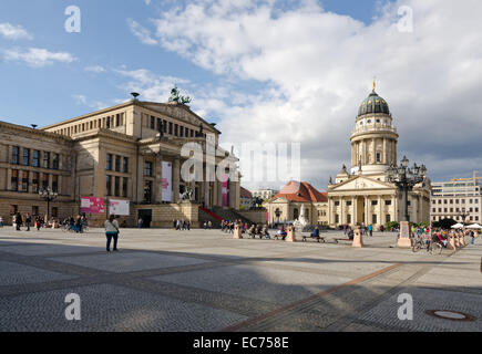 BERLIN, Deutschland - SEPTEMBER 28: Französischer Dom und Gendarmenmarkt Square am 28. September 2013 in Berlin, Deutschland. Das Quadrat Stockfoto