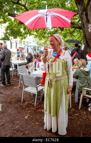 Dänische Hostess bei einer skandinavischen Weihnachtsbasar inszeniert an der schwedischen Kirche in Toorak, Melbourne, Australien. Stockfoto