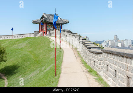 Hwaseong-Festung Wand und Wanderweg mit Hochhäuser im Hintergrund, in Suwon, Südkorea Stockfoto
