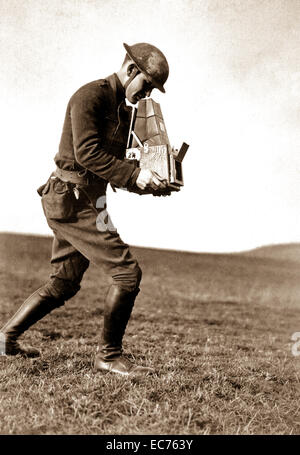 Zweite Leutenant Paul Weir Cloud, noch Betreiber, fotografische Einheit mit 89. Division, in der Nähe von Kyllburg, Deutschland.  16. Januar 1919.  (Armee) Stockfoto